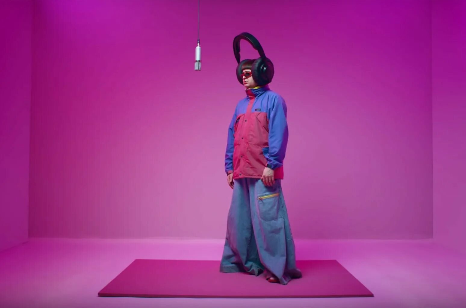 Let me down клип. Оливер три в полный рост. Оливер три певец. Оливер три рост. Oliver Tree рост.