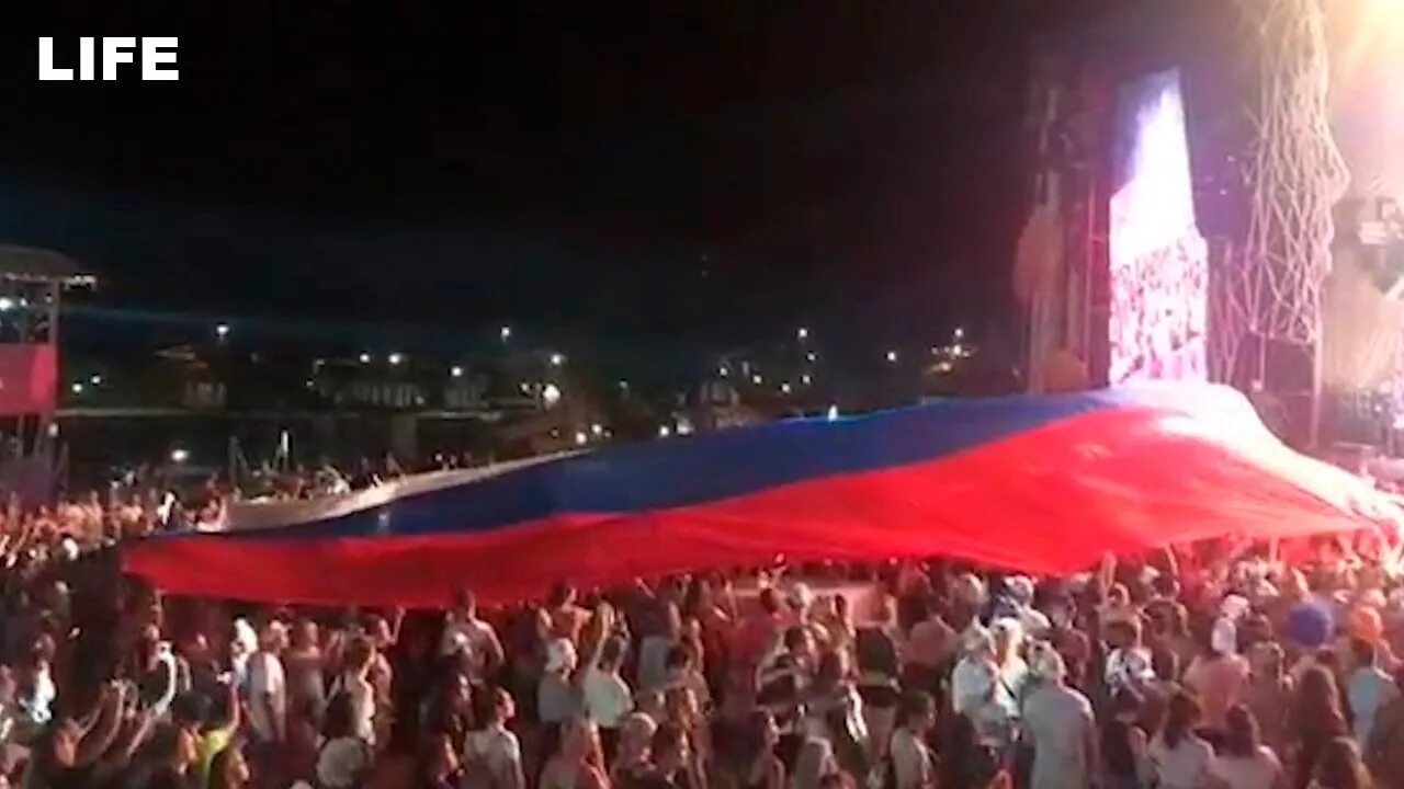 Девушка с российским флагом. Видео в одессе женщина с российским флагом. Российский флаг в одессе. Видео в одессе женщина с российским флагом. В одессе вывесили российский флаг.