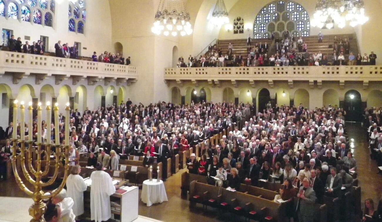 Богослужение в синагоге. Йом Кипур в синагоге. Yom Kippur. Кипур еврейский праздник. Женщины в синагоге.