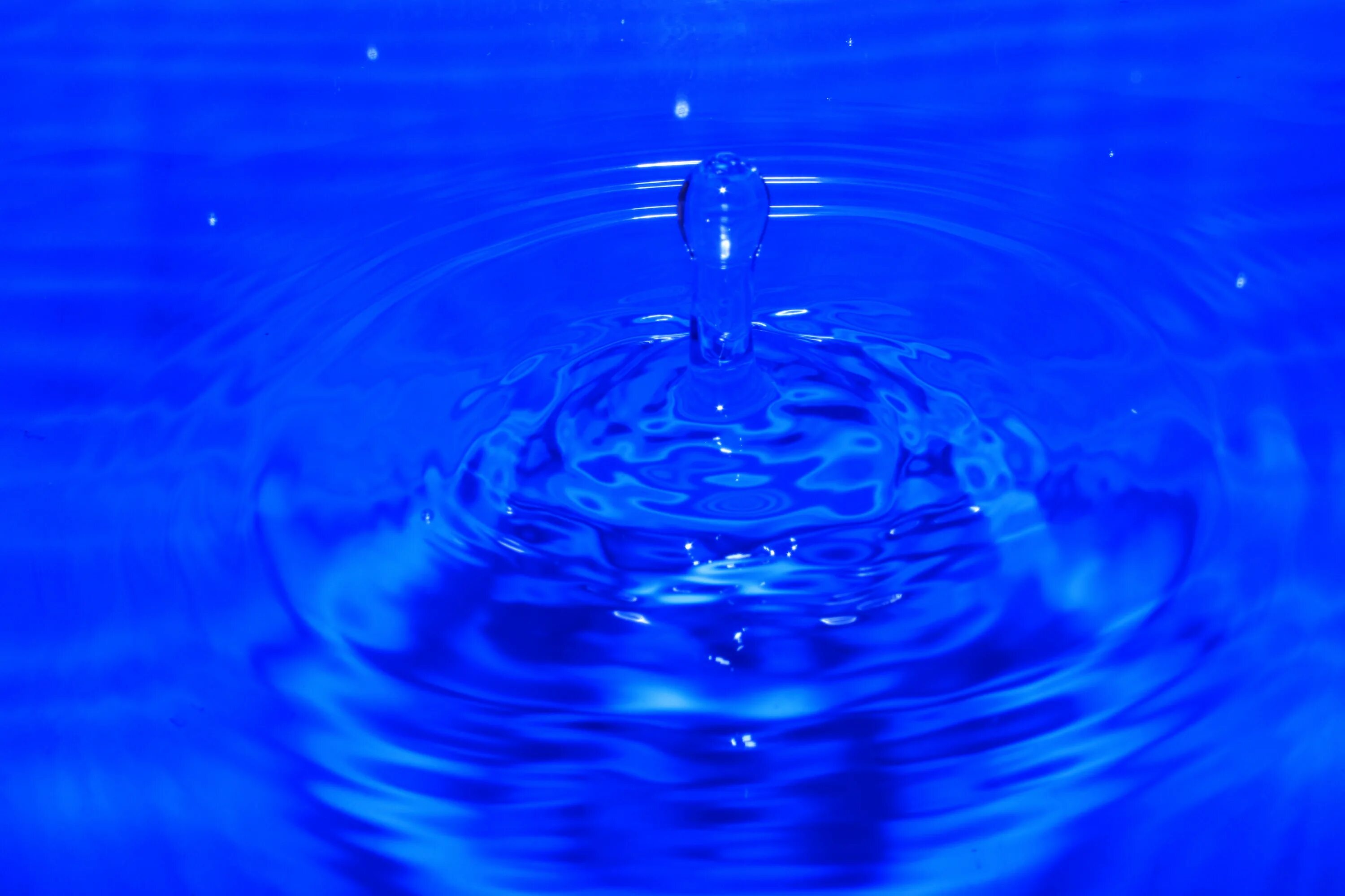 Воды жизни купить. Вода это жизнь. Life Water вода. Ребристая вода. Синее движение.
