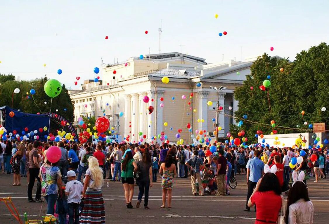 Где отмечать день города. Карла маркса киров театральная площадь. мероприятие на театральной площади киров. день города киров. день города киров 2019.