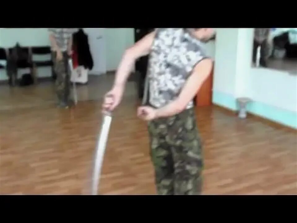 Фланкировка медленно. Фланкировка казачьей шашкой. казачка с шашкой фланкировка. деревянные шашки для фланкировки. фланкировка шашкой упражнения.