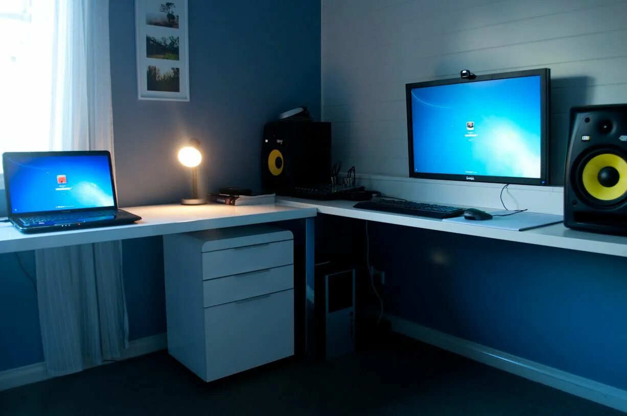 Как можно сделать рабочий стол. Стол для компьютера. Комп в столе. Компьютерная комната. Комната с компом.