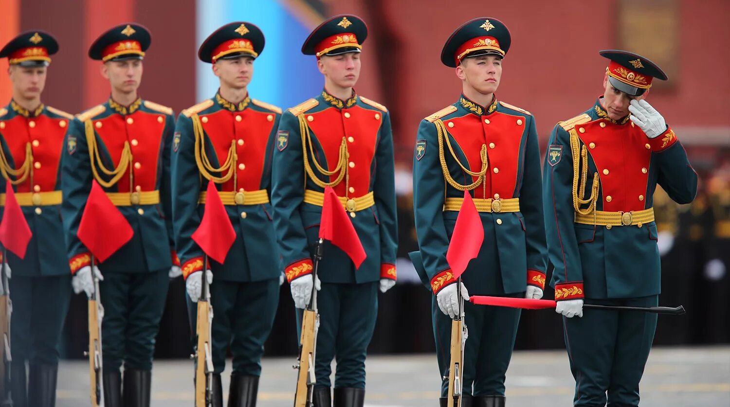 Красная парадная форма. Парадная форма солдат армии РФ.