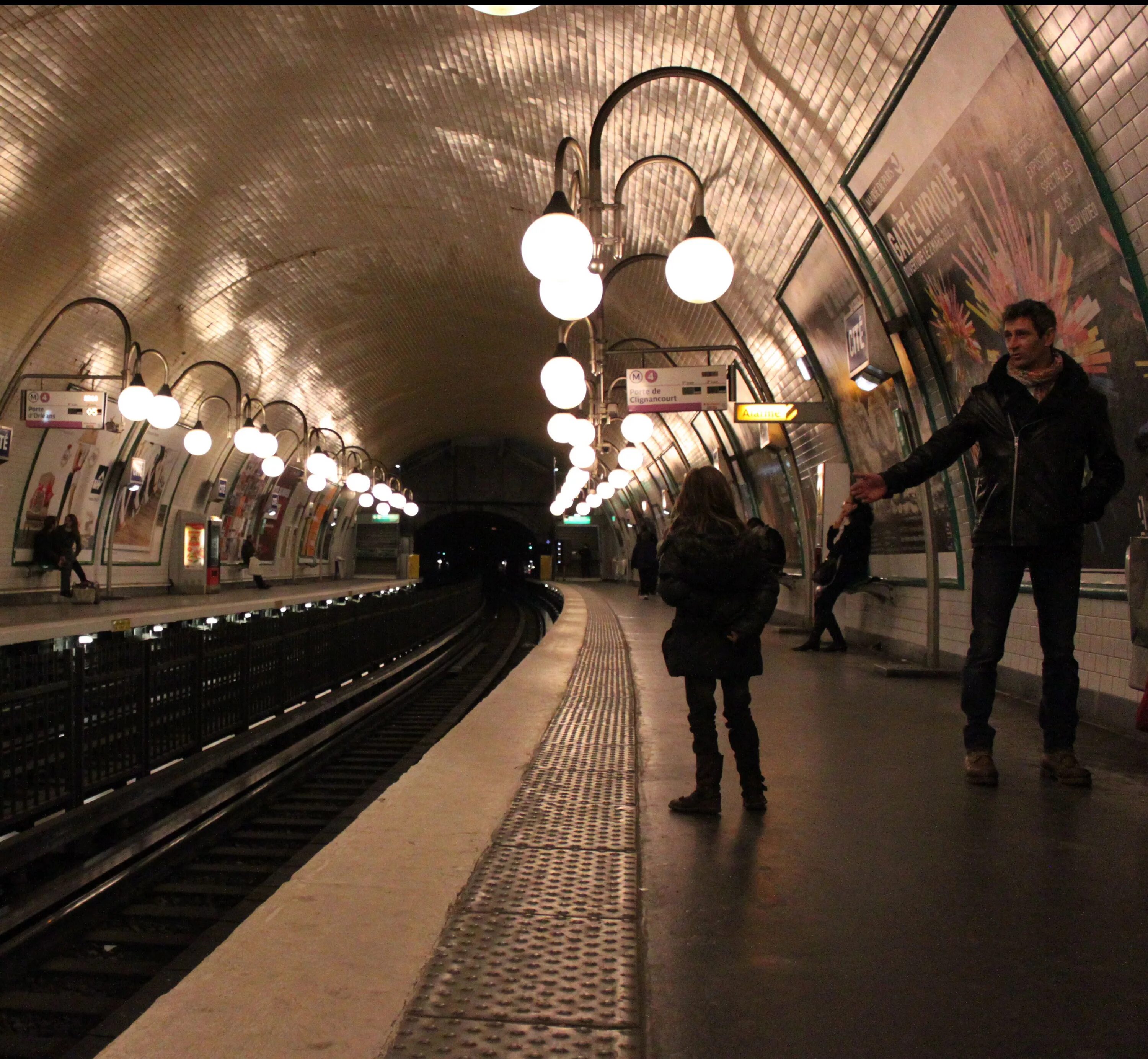 Метрополитены франции. Метро Франции Париж. Лубянников Париж станция метро. Paris Metro станция. Станции метро Париж 20211.