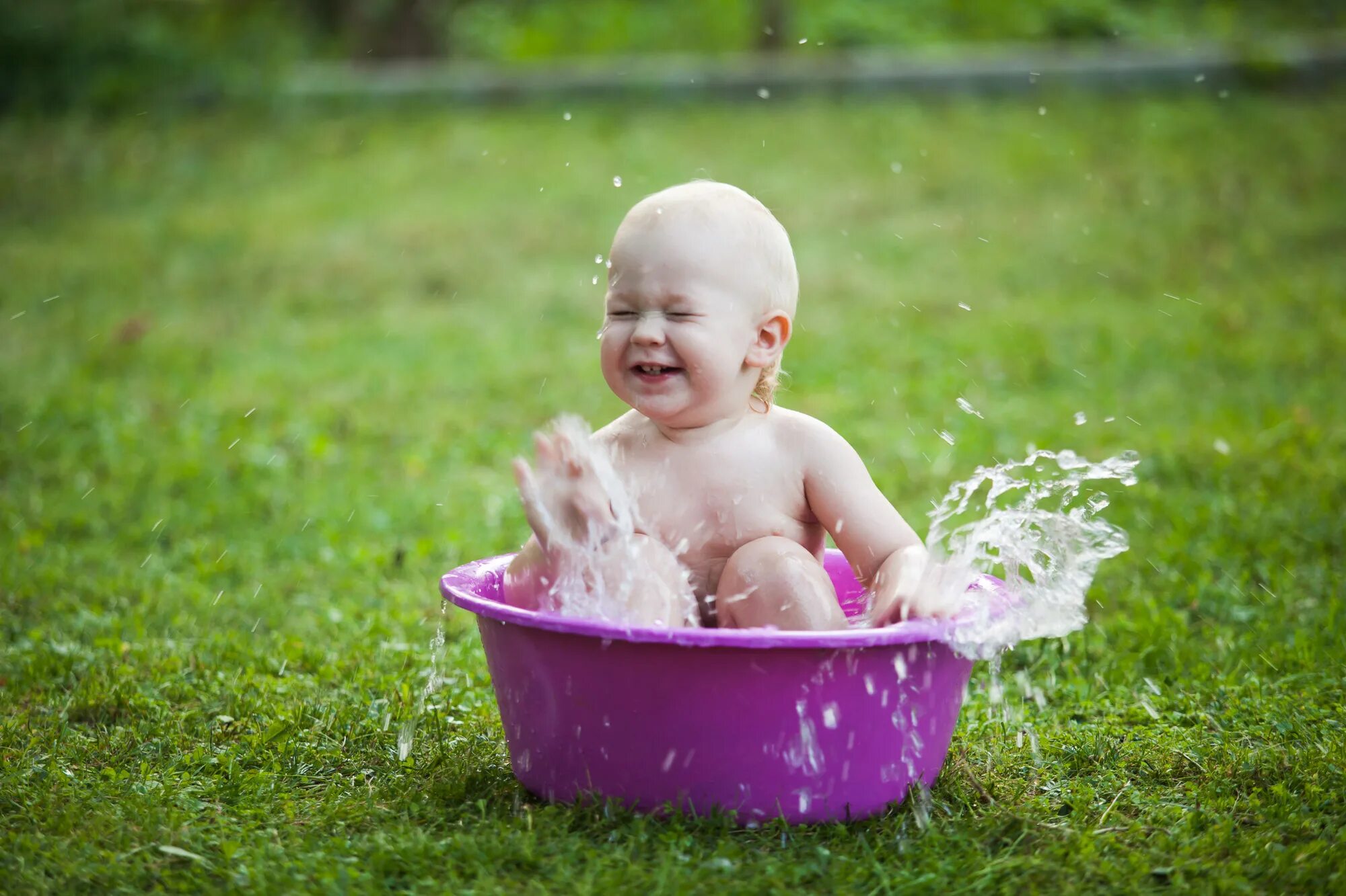 дети купаются в тазике на даче. детишки купаются на даче. купаться в корыте. купаться в тазике. купаться в корыте.
