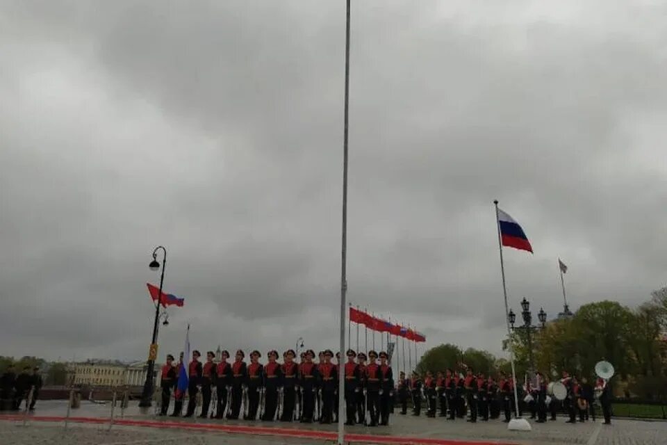 Флаг упал. Флагшток питер. день города санкт-петербурга 2025. падающие штандарты. день флага.