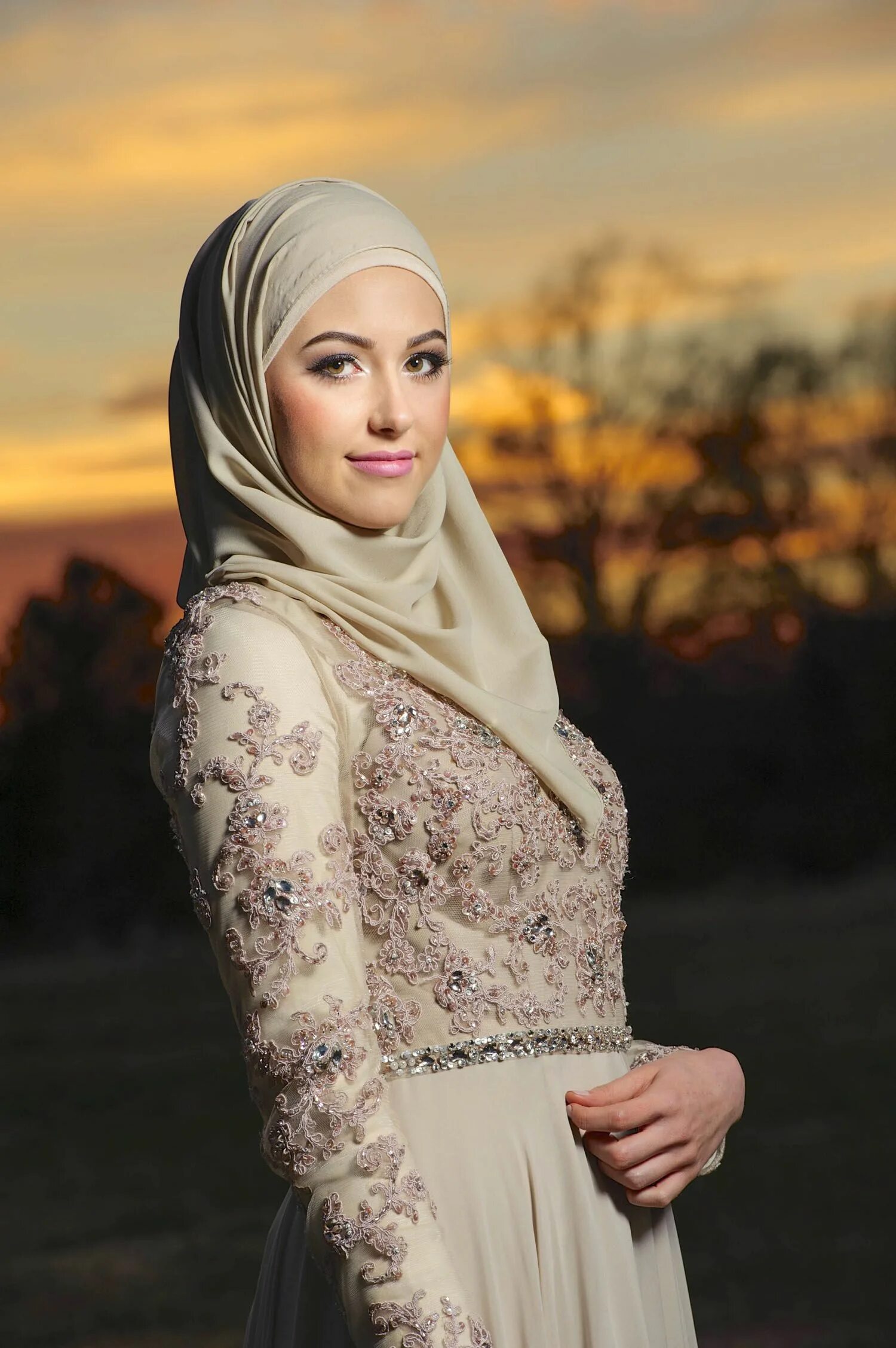 Мусульманка в платке. Красивый хиджаб.