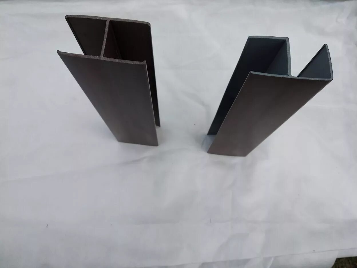 Соединитель шифера. Грядка из плоского шифера с уголками. Крепеж для плоского шифера для грядок. Ограждение для грядок из цсп. Соединители для шифера на грядках.