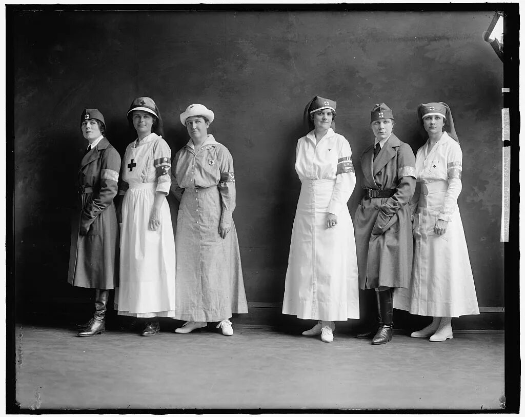 Красный крест первая мировая. Медсестра первая мировая. Форма медсестры первой мировой войны. Медсестра 1920. Форма красного Креста.