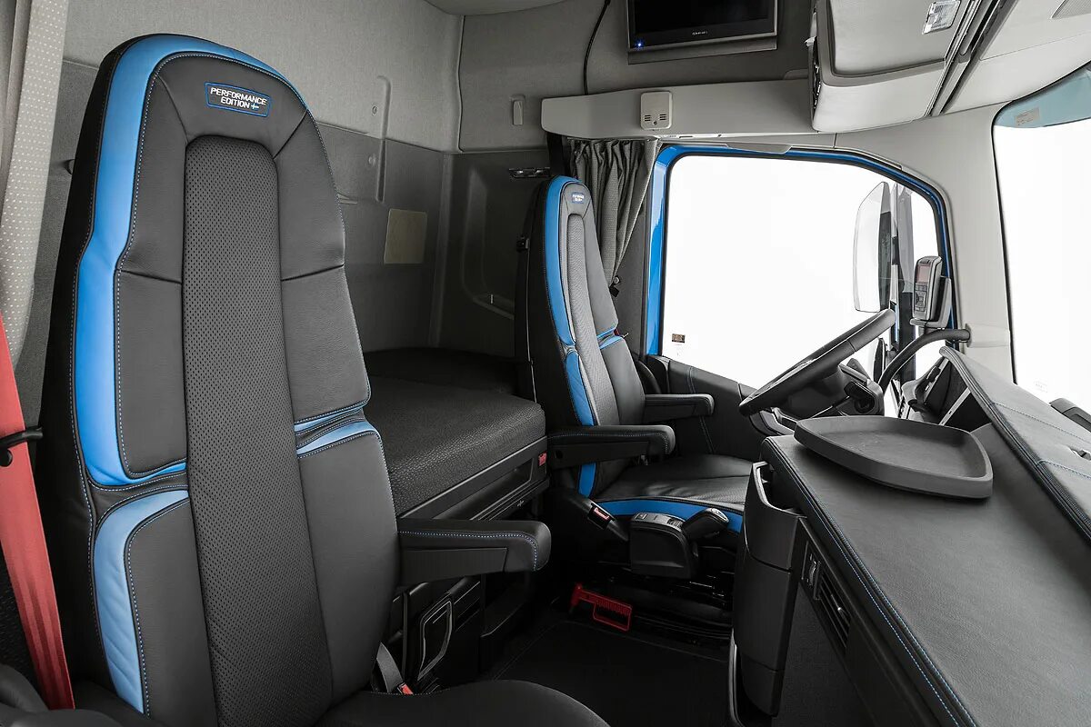 Кабина вольво фш 12. Volvo FH 540 XL Interior. Volvo FH 2015 салон. Volvo FH 540 Performance Edition. Кабина Вольво FH XL 2021.