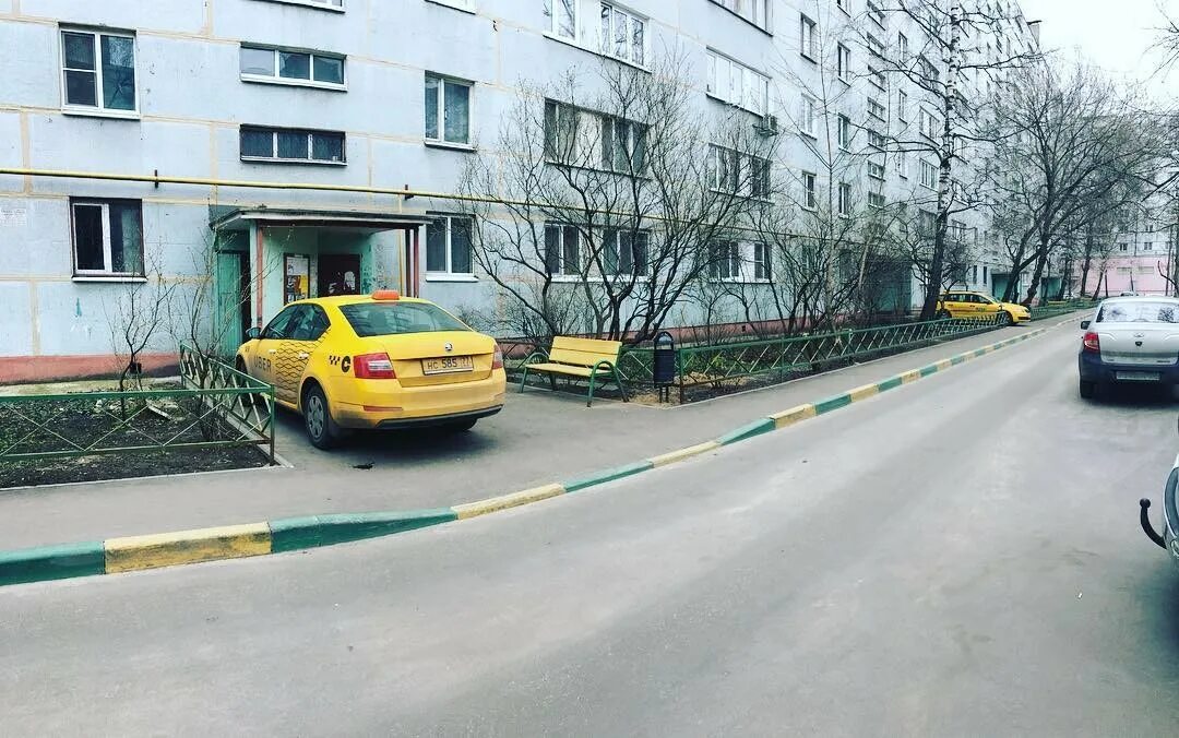 Парковка такси во дворе жилого дома. Машина во дворе. Парковка такси во дворе жилого дома. Можно парковать такси во дворе. Парковка на газоне такси.