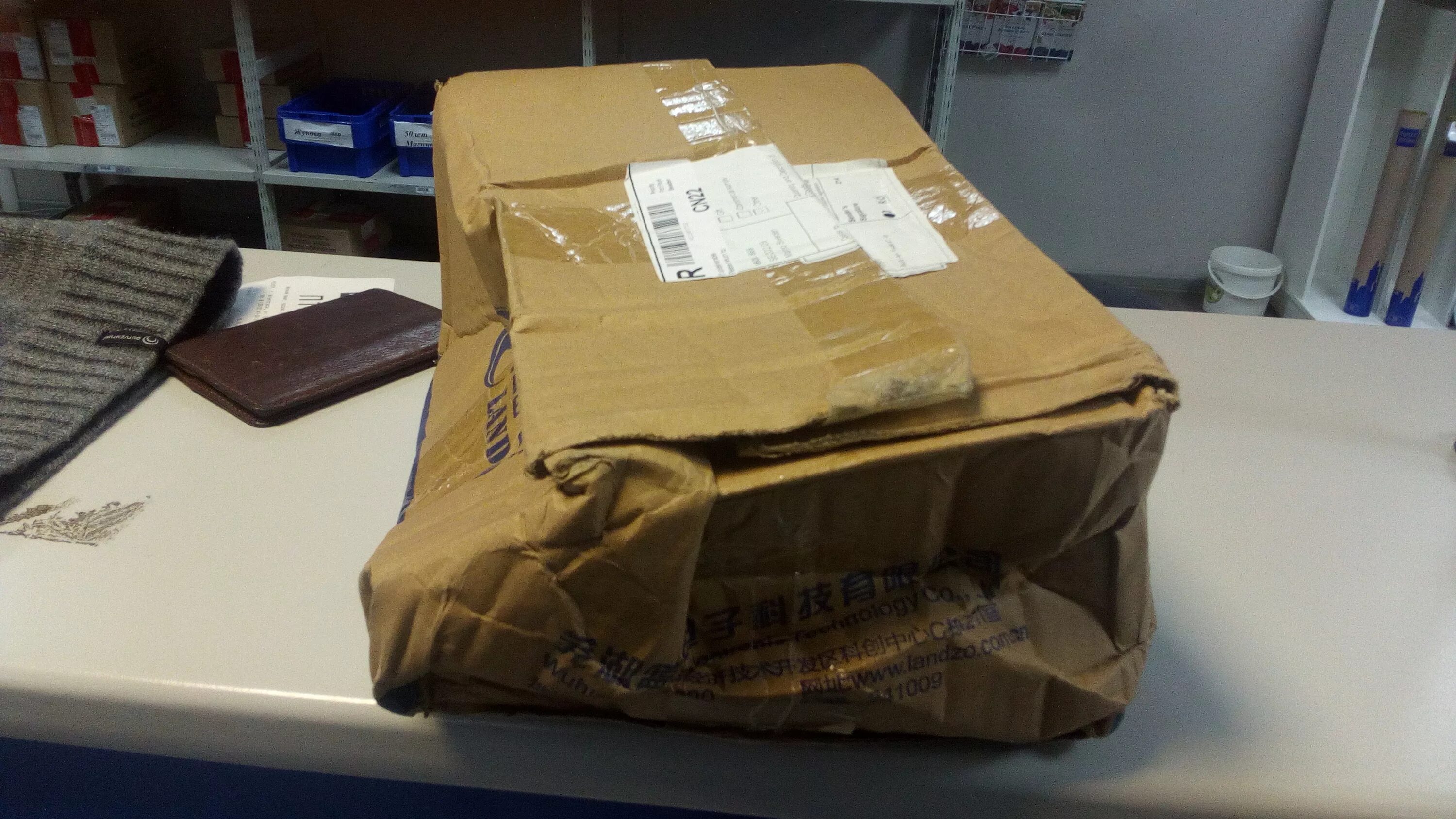 Можно ли вскрывать посылку. Упаковка посылки. Коробка посылка. Коробки запечатанные посылки. Посылка почта.