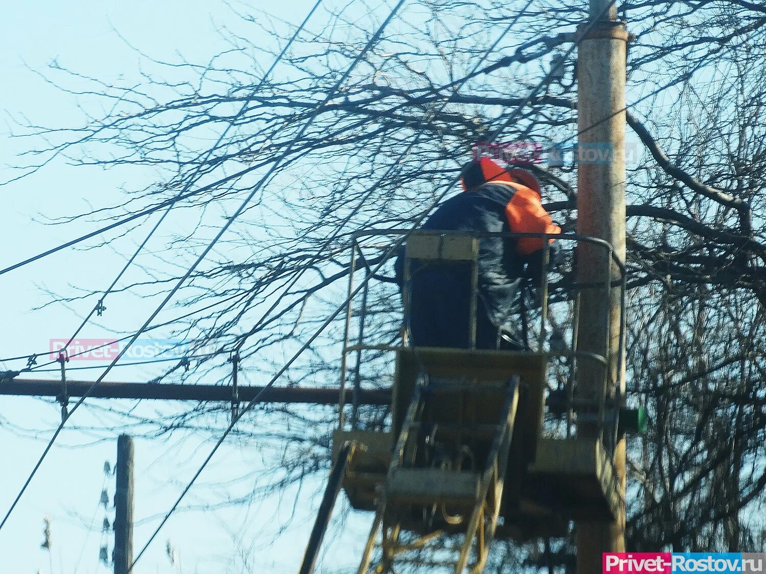 Омск отключение света. Отключение электричества. Аварийное отключение света. Отключение электроэнергии Ростов на Дону. Отключение электричества из-за ветра.