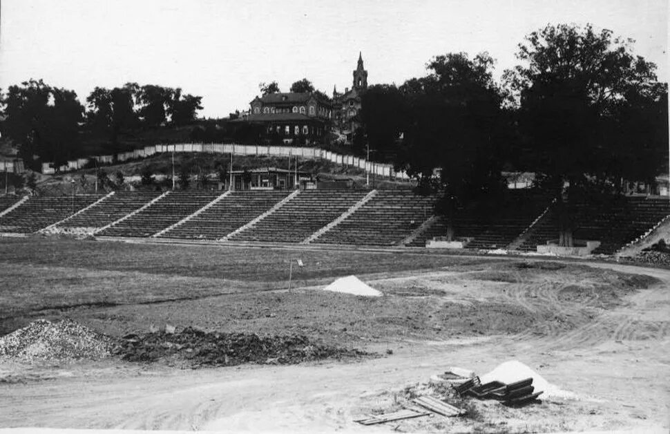 Стадион могилев. Стадион Торпедо Люберцы. Стадион Торпедо 1960. Старый стадион Торпедо Москва.