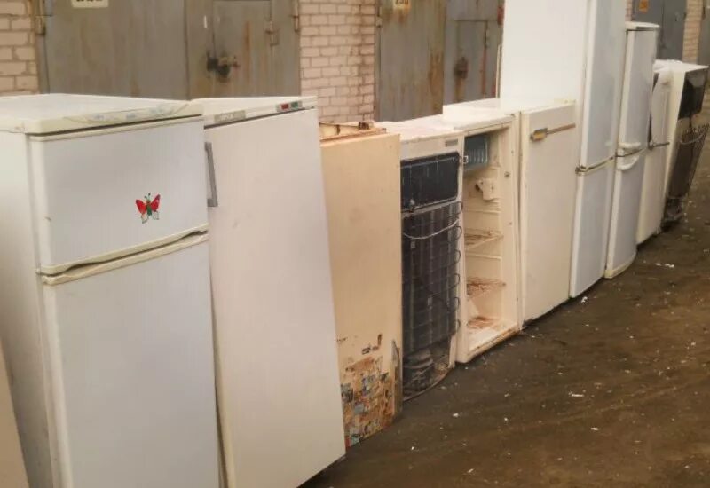 Прием холодильников бу. Старый холодильник. Сломанный холодильник. Старые и сломанные холодильники. Старый Советский холодильник.