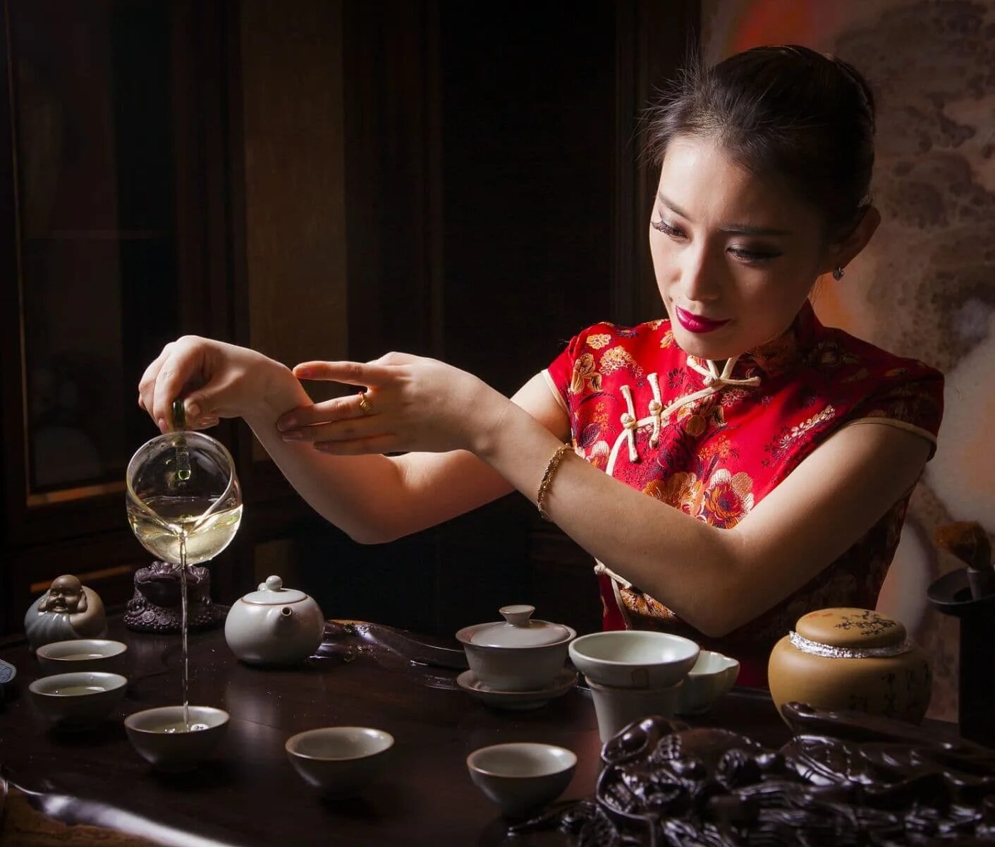 Мужчины пуэры. Китайская чайная церемония гунфу ча. Чайная церемония гунфу ча. Чайные традиции Китая гунфу ча. Китайская чайная церемония Гун фу.