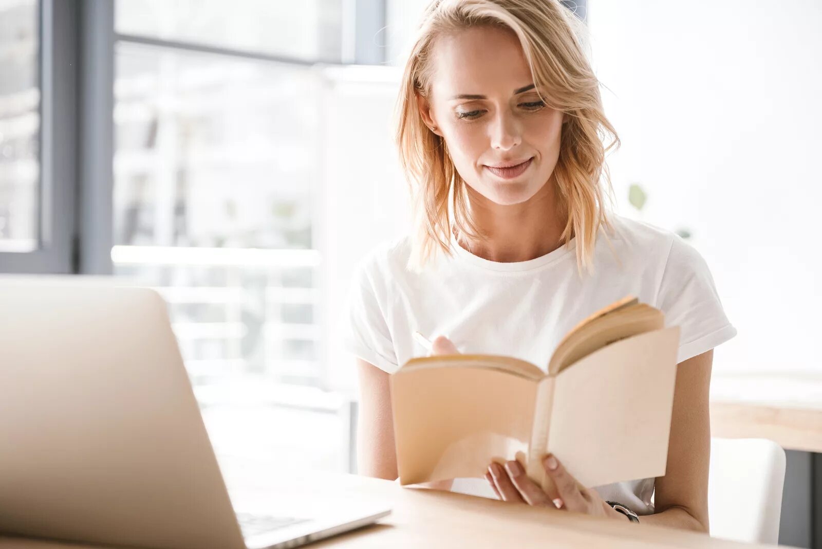 She to read many books