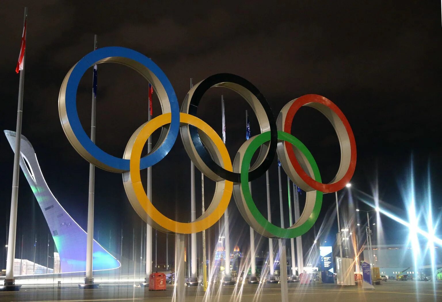 Олимпийский парк Сочи 2014. Олимпийский парк Сочи кольца. Олимпийские игры Сочи парк. Олимпийский парк Адлер Олимпийские кольца.