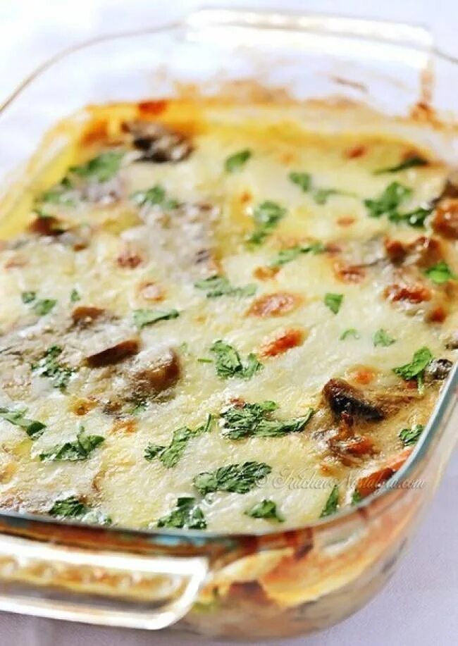 Куриная запеканка в духовке с картошкой и помидорами. Куриное филе с картошкой в духовке. Запеканка с шампиньонами и курицей. Запеканка из картофельного пюре с грибами в духовке. Запеканка грудка грибы.