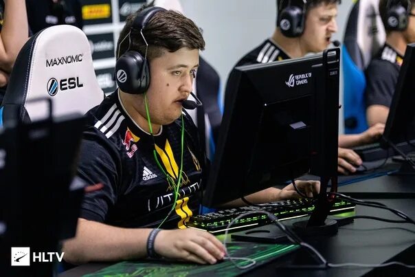 Расположение рук про игроков CaseKing:  в игре за престол
