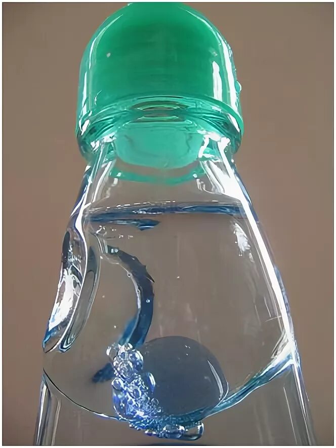 В бутылке закрытой крышкой находится вода. Рамуне. Рамунэ шарик. Бутылка Рамуне. Бутылка с шариками внутри.