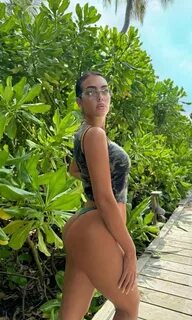 Upon arrival, she headed to the beach. 