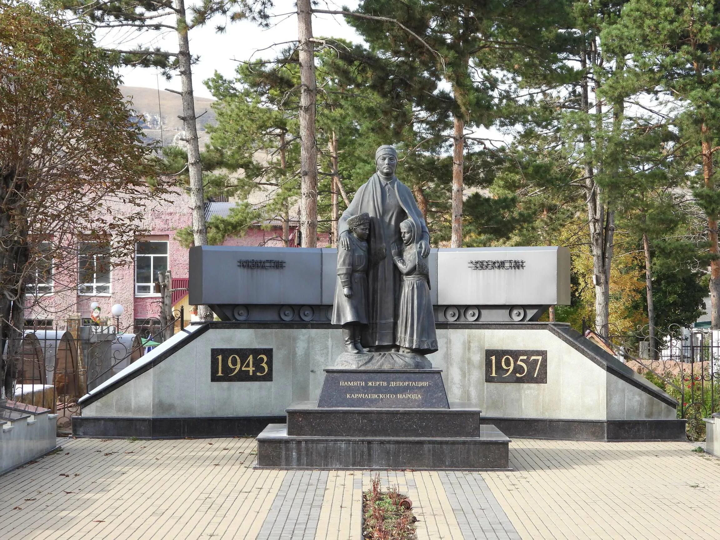 Мемориал жертвам карачаевского народа. Памятник депортации Карачаевск. Памятник жертвам депортации карачаевского народа. Учкекен парк. Жертвам депортации