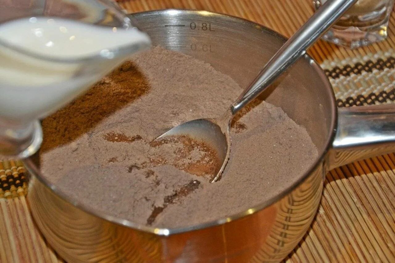 Что можно сделать из молока и какао. Паста из какао порошка. домашний молочный шоколад. какао масло порошок. домашняя шоколадная паста из какао порошка.