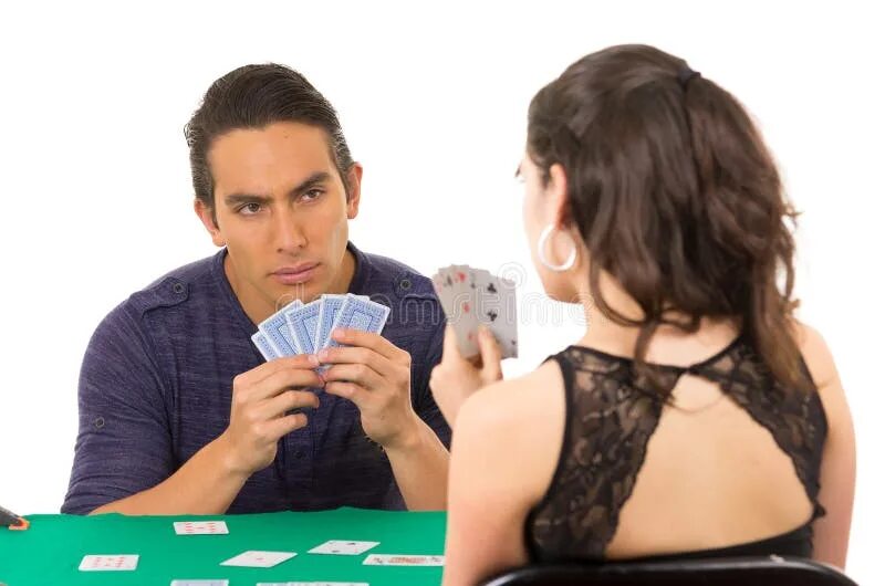 Люди играют в карты. Парень играет в карты. Мужчина и женщина играют в карты. Два человека играют в карты.