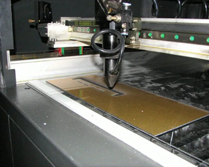 Листовой пластик резка. Листовой пластик резка. Фрезерование пластмасс. Фрезерная резка пвх. Станок для резки пвх пластика листового.