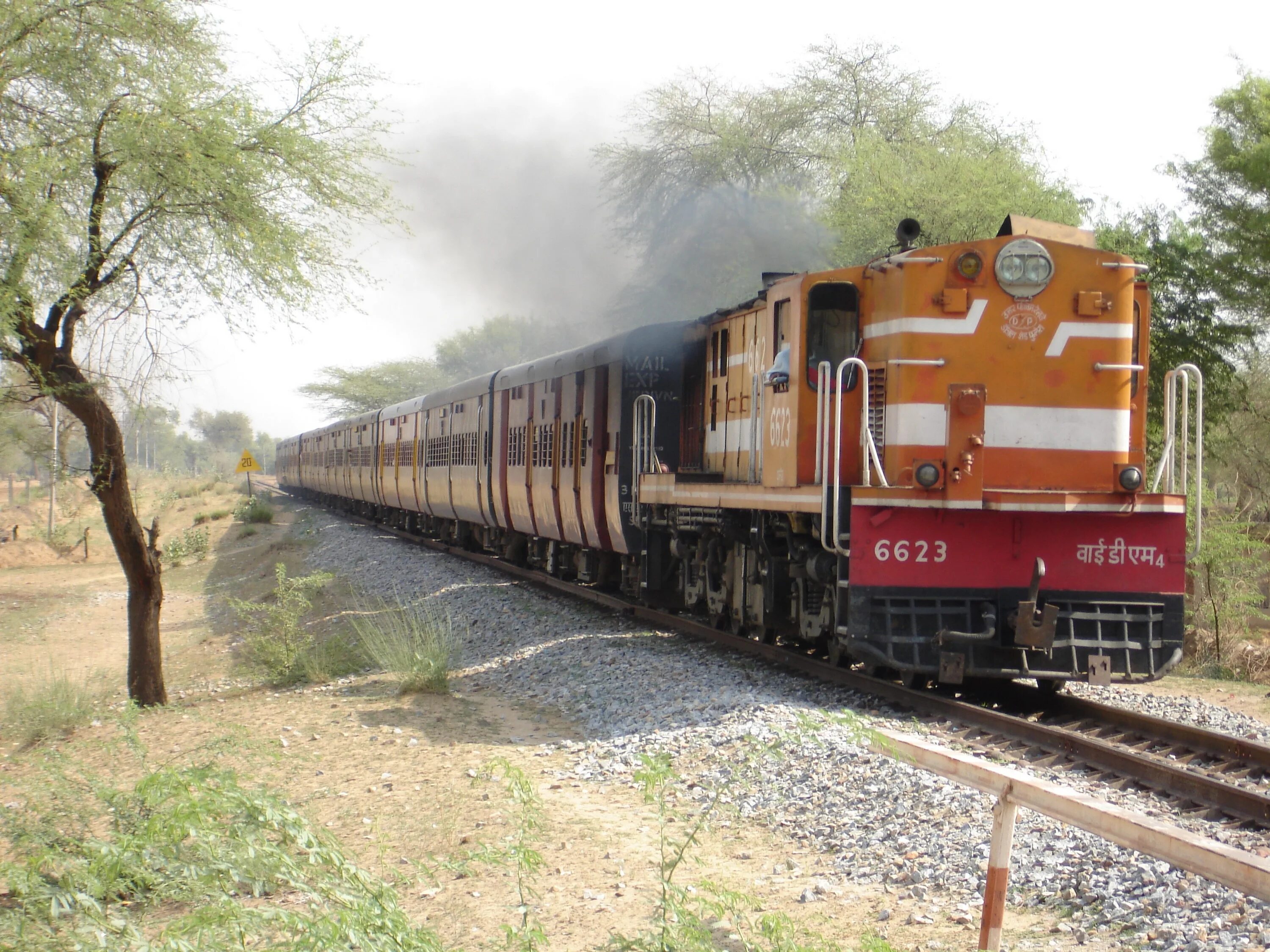 Indian Train вагон. Железная дорога в Индии. Индийская колея железной дороги. Ж Д поезд в Индии. Звук приближающегося поезда