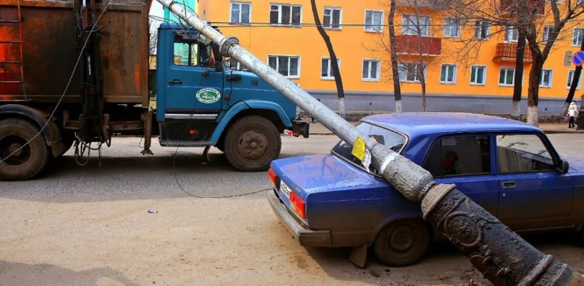 Водовоз врезался. Мусоровозы Мичуринска. Упавший фонарный столб. Фонарный столб для машин.