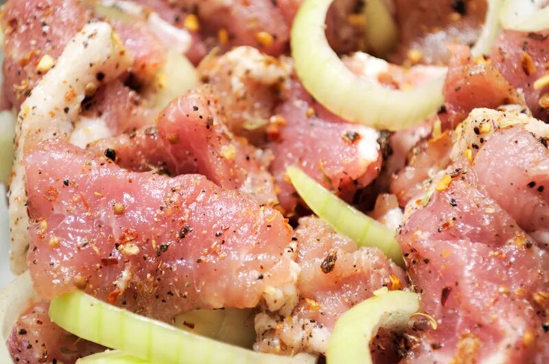 Как замариновать шашлык. Маринованное мясо. маринад для шашлыка. маринованное мясо для шашлыка. маринад для шашлыка из свинины.