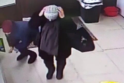 Обыскивает воровку