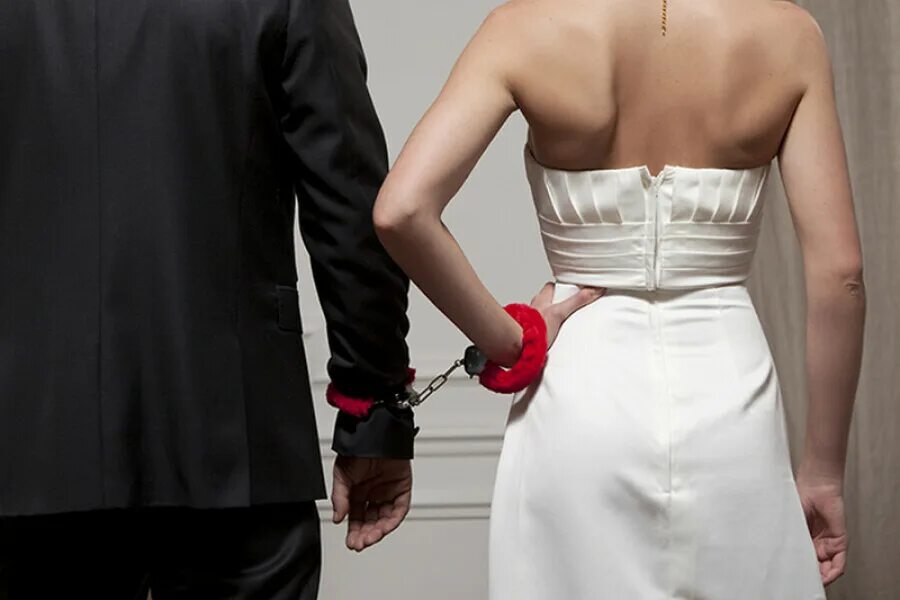 Наручники на свадьбу. Жених в наручниках. Невеста в наручниках. Мужчины и женщины боятся брака.