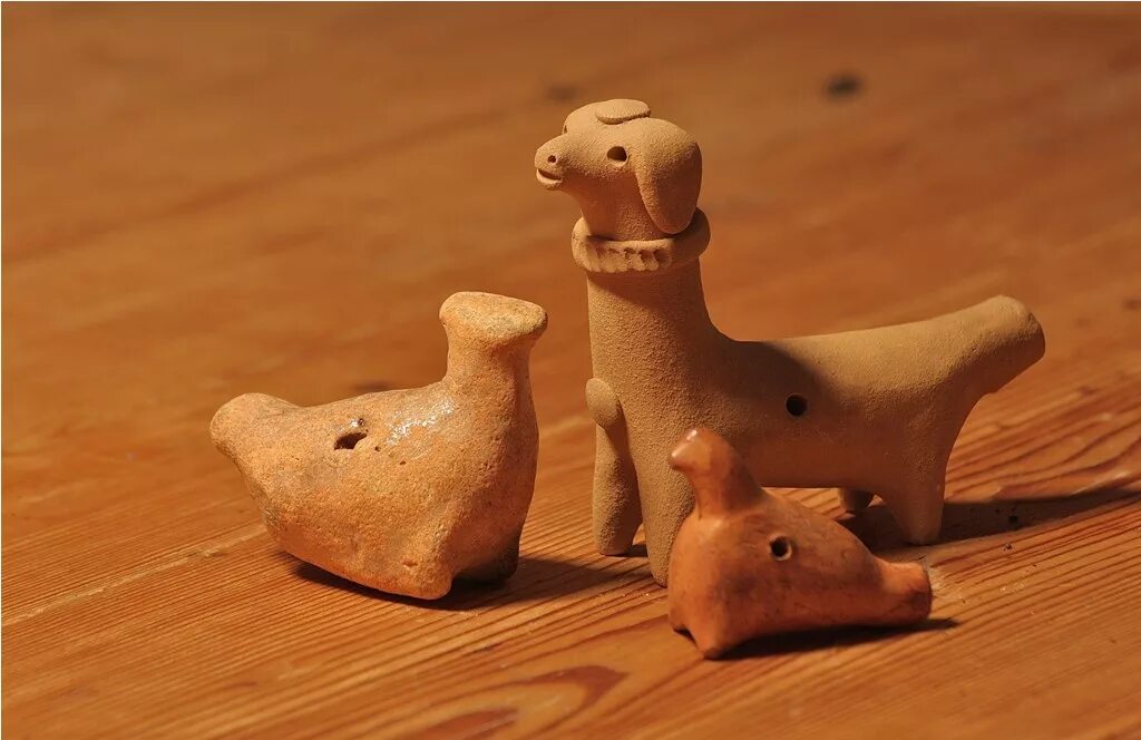 Игрушка из глины какая. Алёховщина оятская керамика. оятские глиняные свистульки. игрушки из глины оятская керамика.