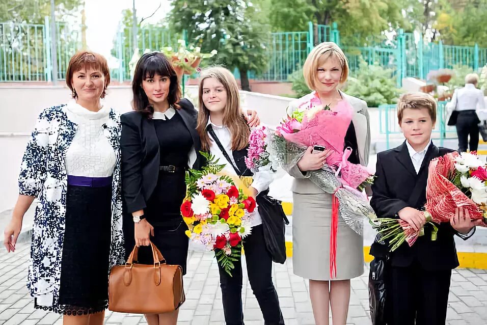 В чем пойти на выпускной к ребенку. Образ на выпускной для мамы. Образ на 1 сентября для мамы. Мамы на выпускном в школе. Одежда на 1 сентября для мамы первоклассника.