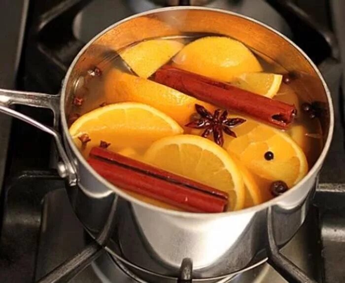 Как сделать чтобы дома вкусно пахло. Апельсины и корица в кастрюле. Цитрусовые в кастрюле. Варить в кастрюле лимон и апельсин.