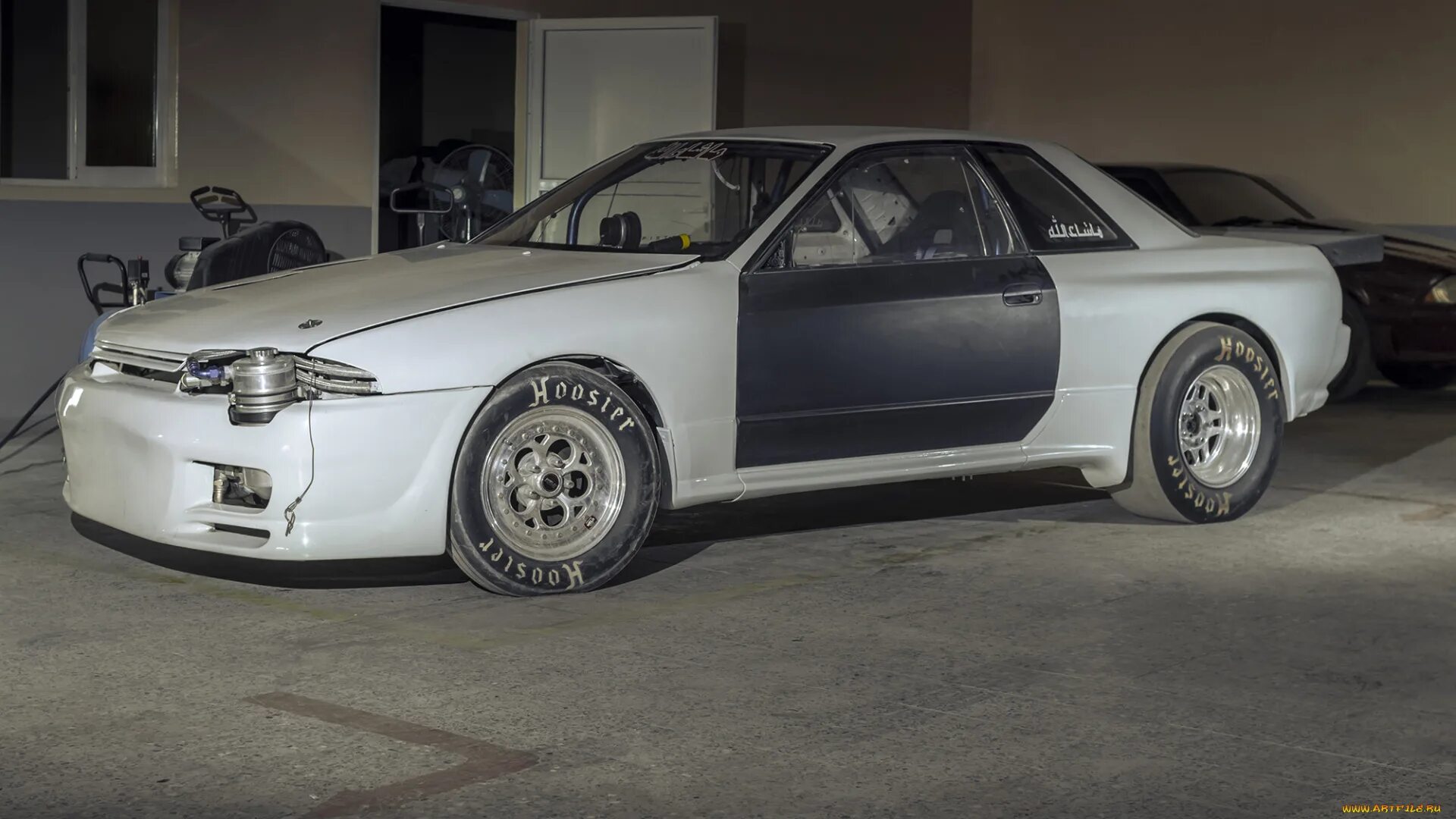 Skyline drag. Ниссан скайлайн драг. drag skyline r33. r32 mikholk. машины на метаноле драг скайлайн.