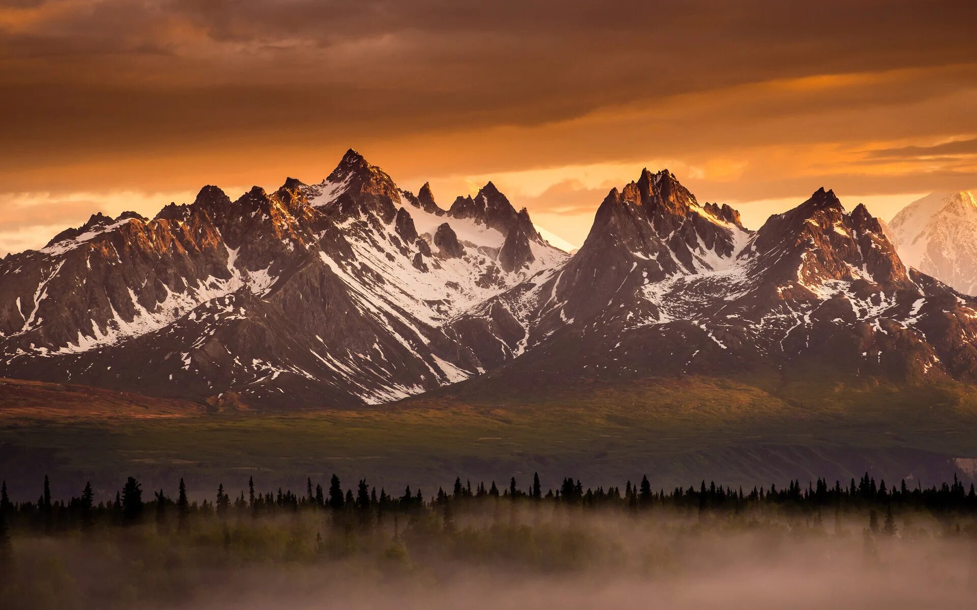 The mountains in are beautiful. Горы. Лес горы. Пейзаж горы. Горы коричневые.