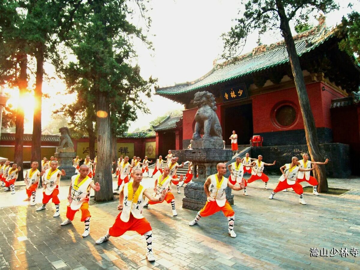 Shaolin temple. Кунг-фу монастырь Шаолинь. Храм Шаолинь Лоян. Китайский монастырь Шаолинь. Буддийский храм Шаолинь.