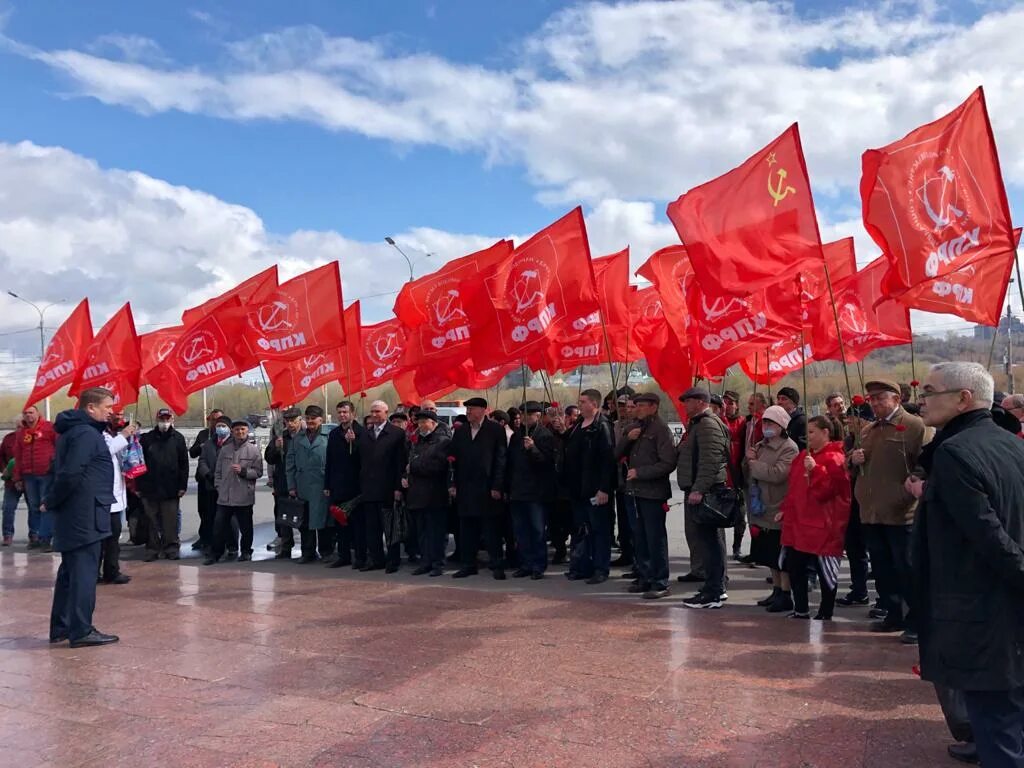 Г рождения ленина. Площадь Ленина КПРФ Нижний Новгород. Митинг КПРФ. КПРФ Екатеринбург митинг Ленин. Митинг КПРФ В Москве.