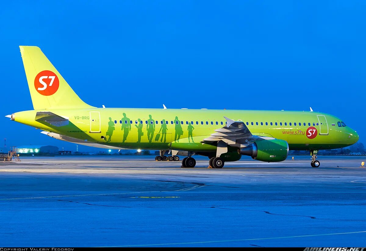 Авиакомпания сибирь s7 airlines. Airbus a320-214. Airbus a320-214 s7. Airbus a320 s7 Ош Москва. Авиакомпания Сибирь s7.