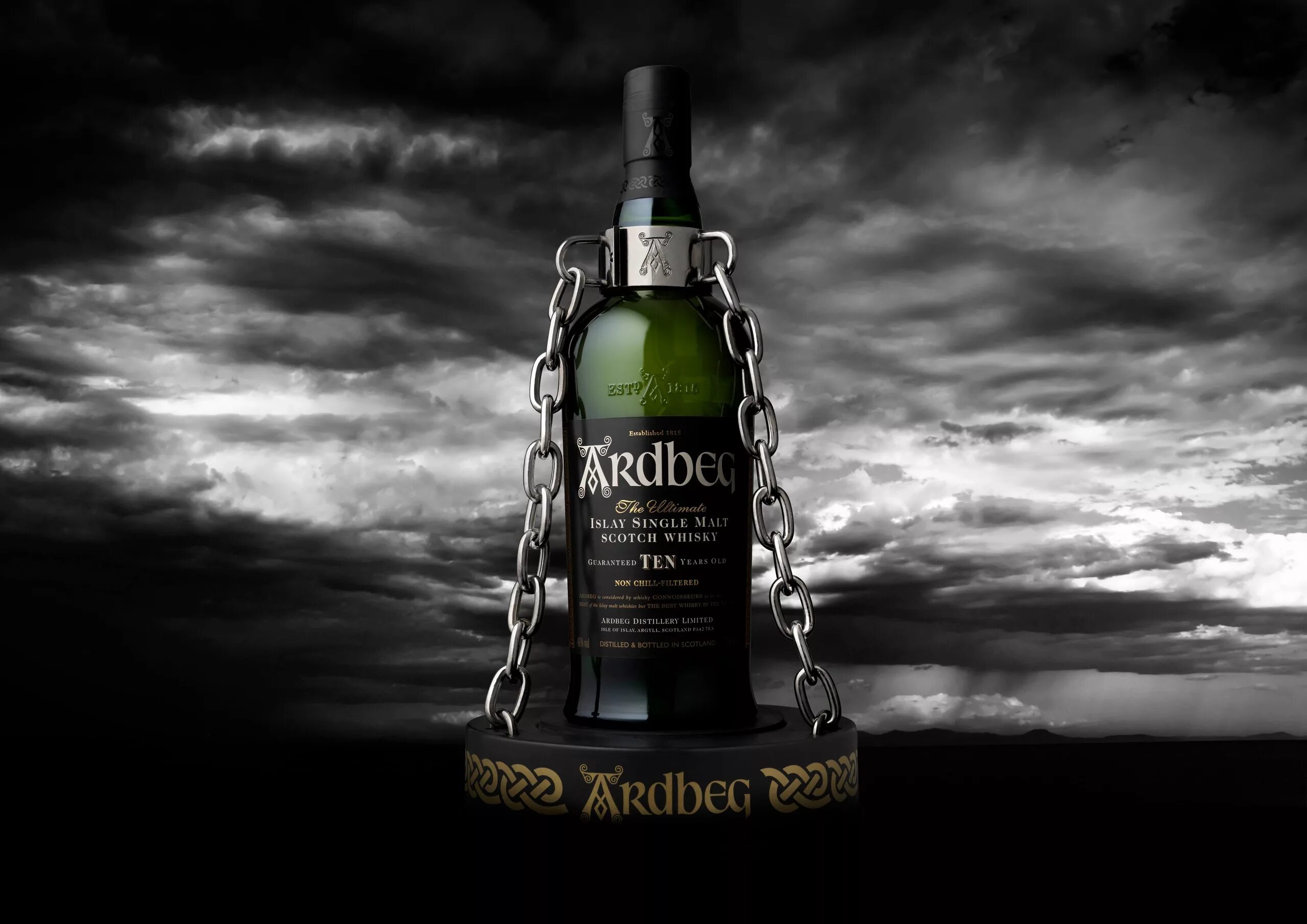 Бутылка фон. Ardbeg Постер. Реклама виски. Виски обои. Бутылка виски Ардбег.