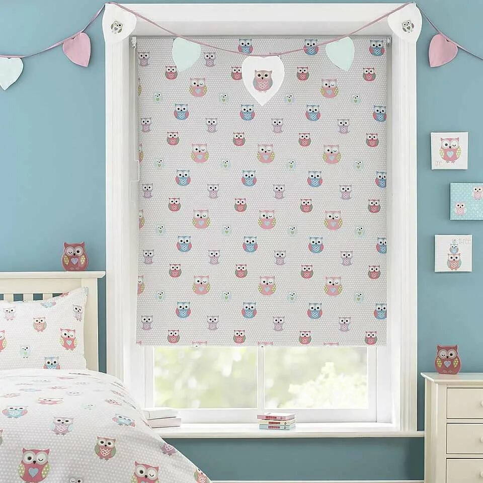 Шторы синие детские. Шторы для детской комнаты. Фотошторы в детскую комнату. Фотошторы в детскую мальчику. Рулонные шторы в детскую комнату.