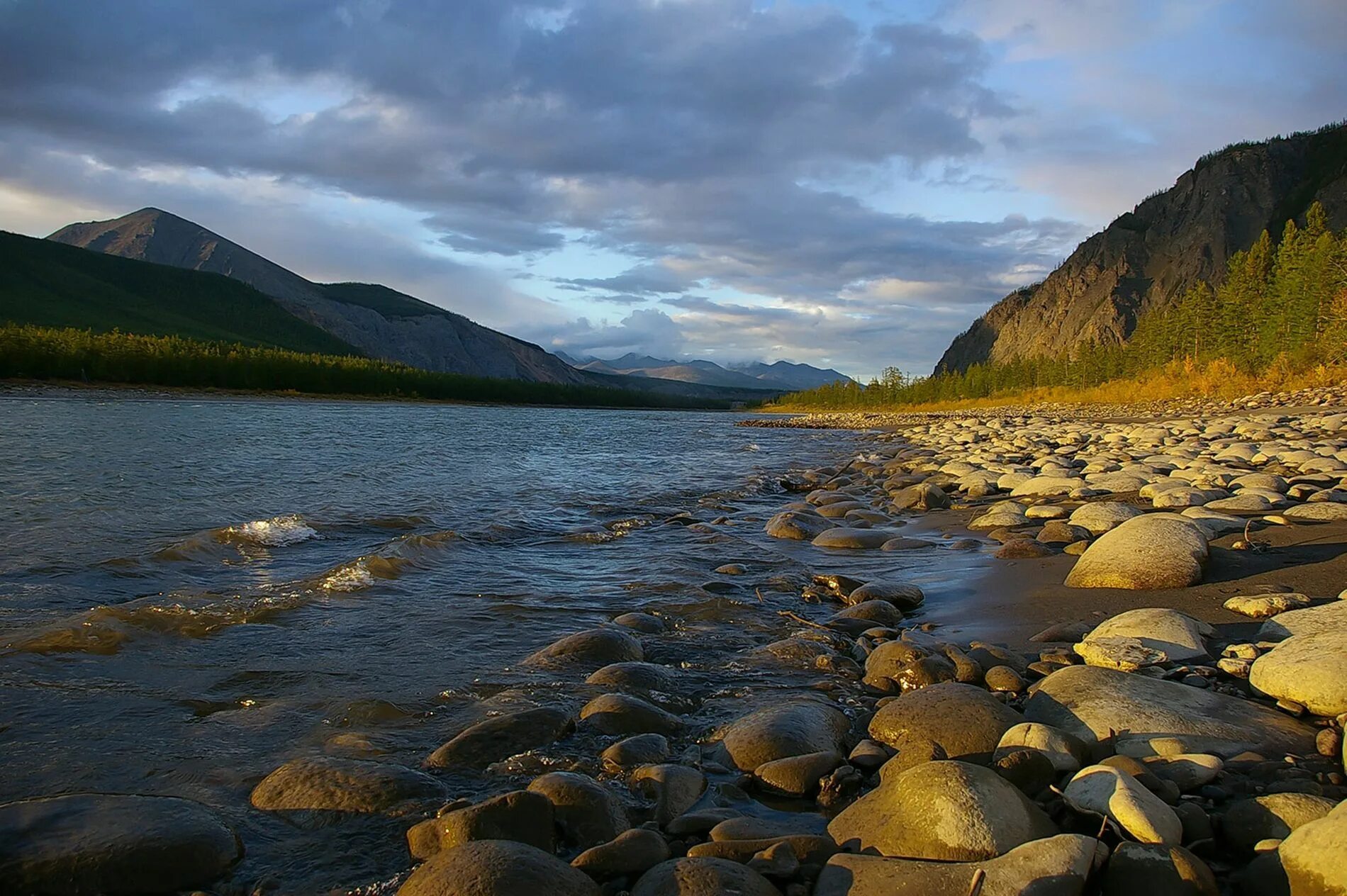 Река Индигирка Якутия. Северо Восточная Сибирь река Индигирка. Исток реки Индигирка. Индигирка бассейн океана