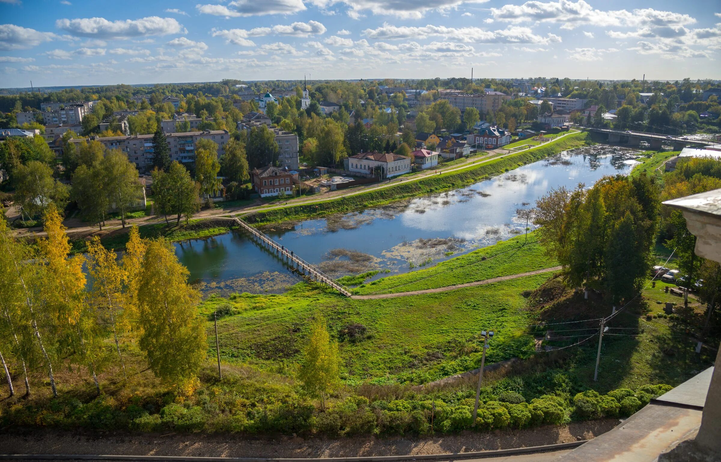 Кашин берега. Кашин город река. исток реки кашинка. река кашинка в городе кашин.