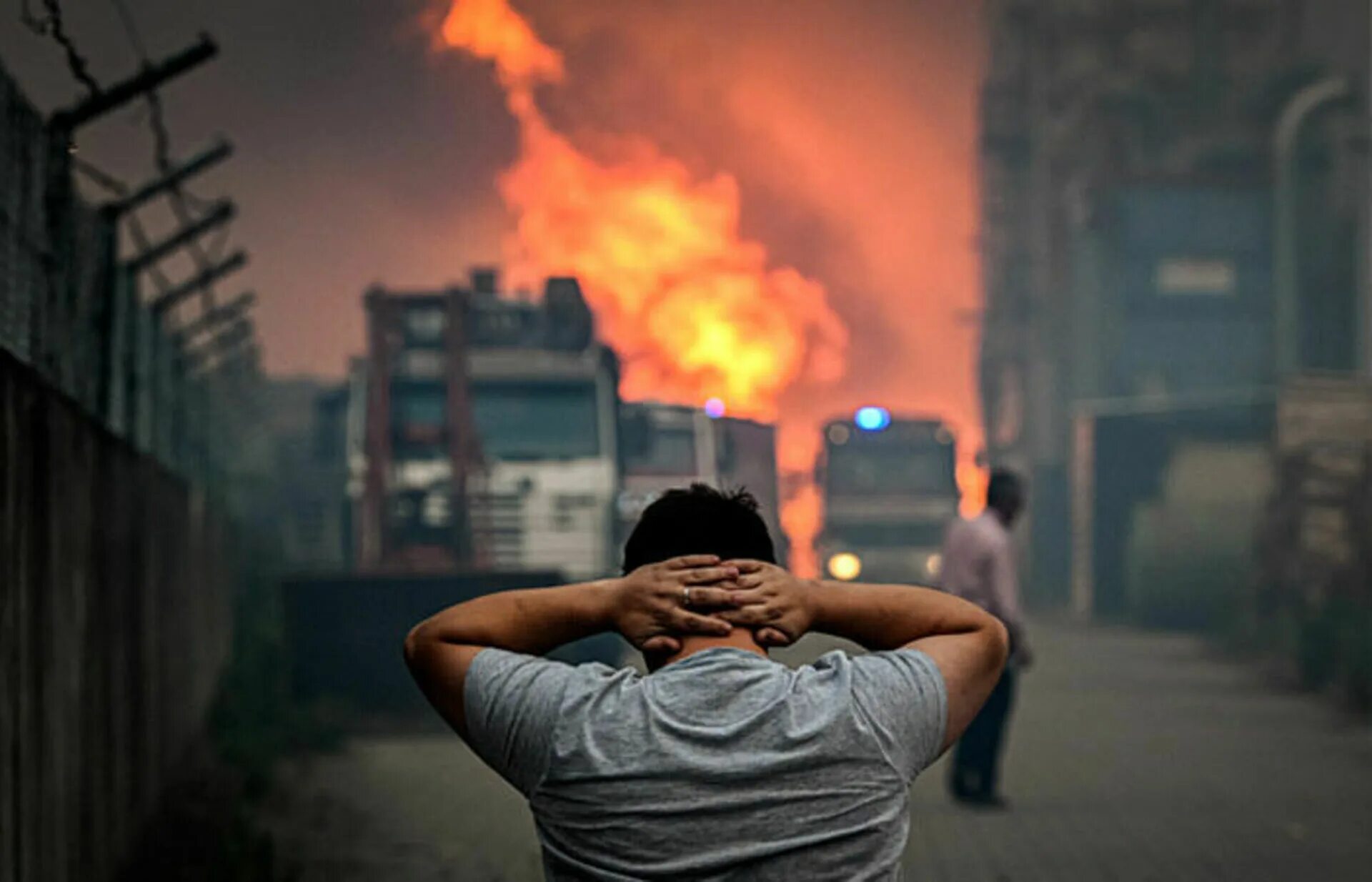 Европа горит. Пожар в Испании. Мужчина на фоне здания в России. Пожар в Португалии 2017. Сильный жар ночью