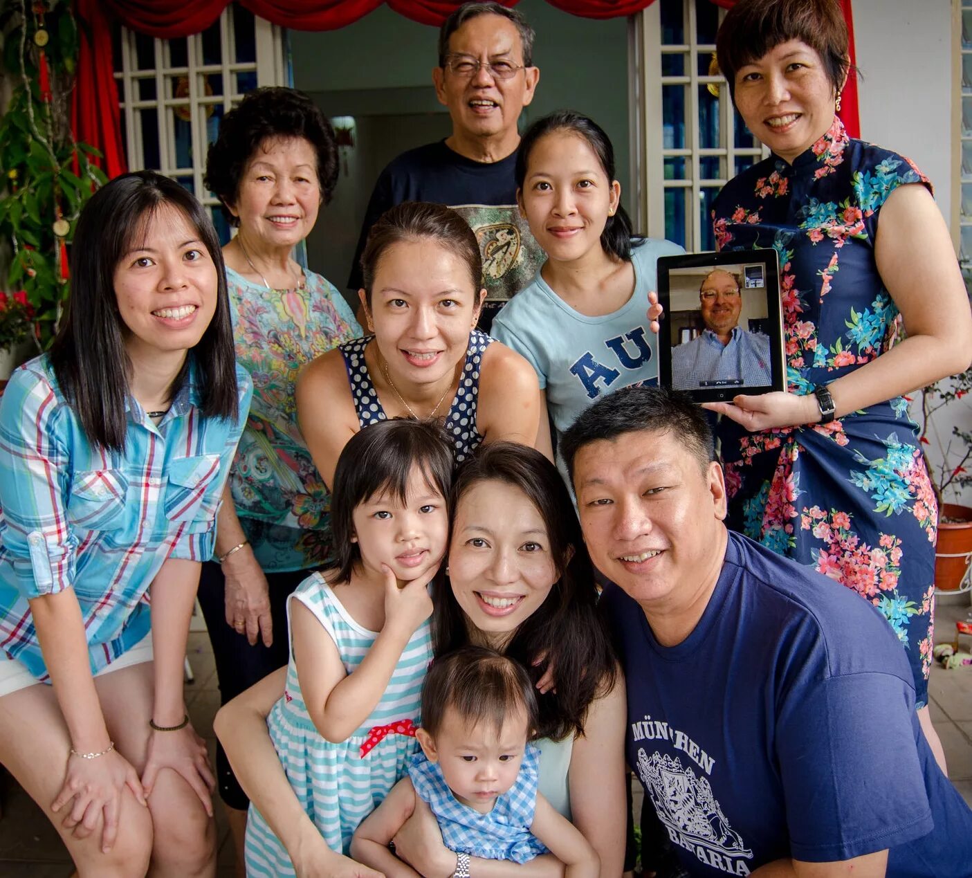 Разные семьи. Большая японская семья. Китайская семья. Большая китайская семья. Семья китайцев.